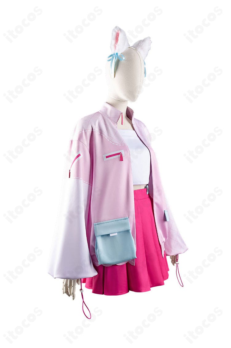 天王寺璃奈 コスプレ衣装のサイドビュー。ジャケットラインとショートスカートのシルエット、レッグカバーのバランスが確認できる画像。