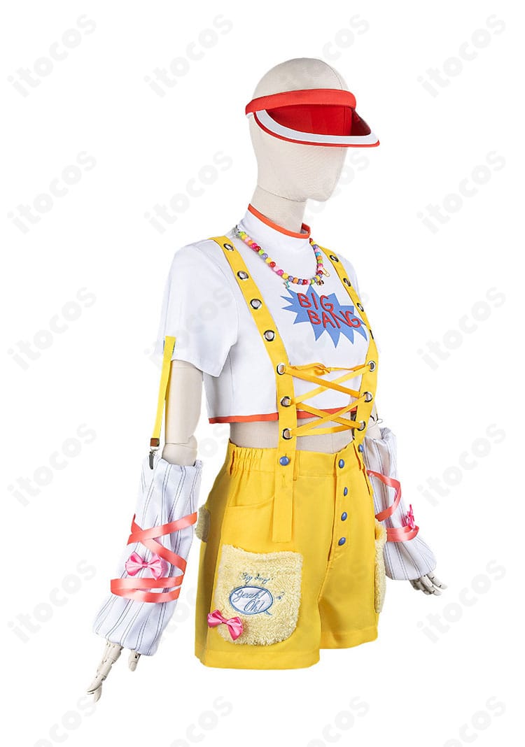 藤田ことね コスプレ衣装 Yellow Big Bangの右側面。サイドのライン取りとシルエットバランスを確認できます。