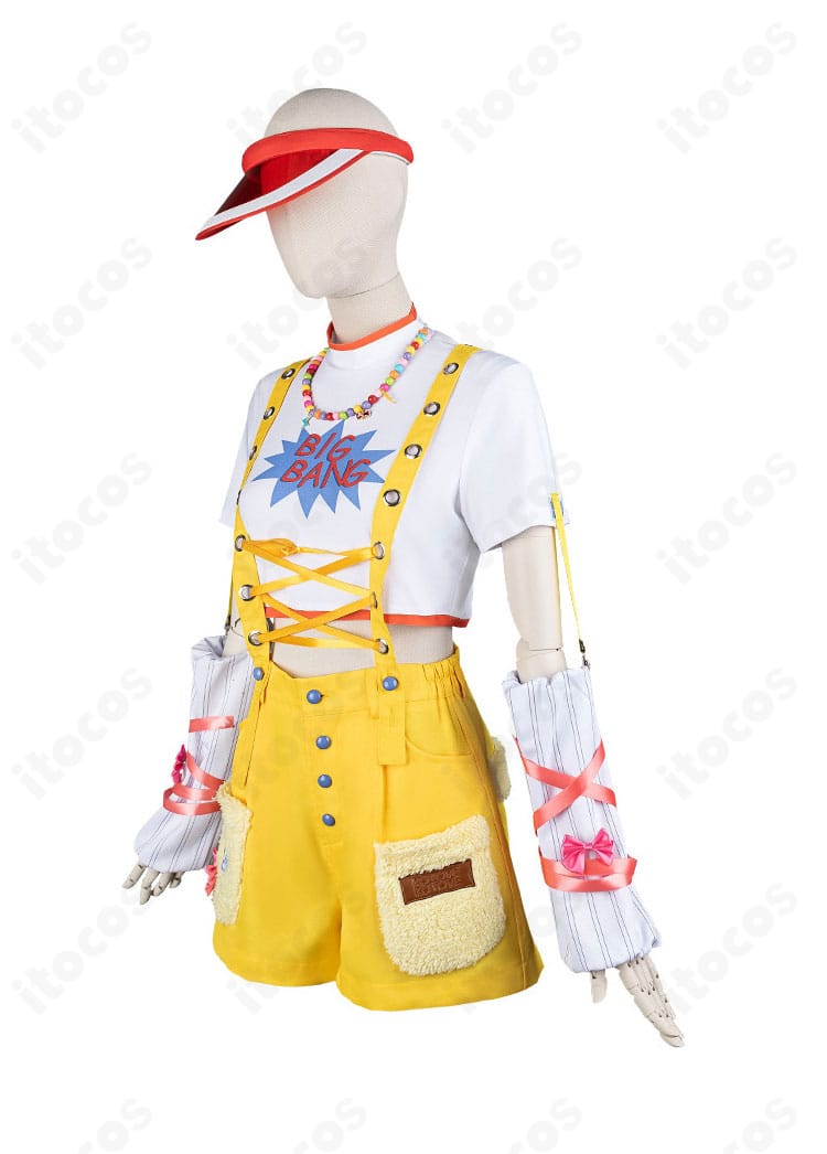 学マス 藤田ことね コスプレ衣装の左側全体。立体的な仕立てと配色コントラスト、サイド装飾の見え方を確認。