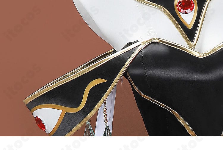 コードギアス C.C. ブリタニア衣装の装飾細部。ステッチとパーツの質感を捉えた写真