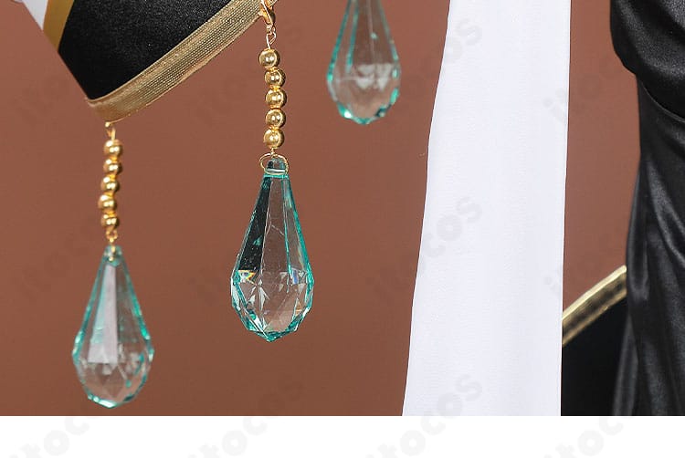 コードギアス C.C. ブリタニア衣装の襟元ディテール。金色ラインと装飾の配置が分かる