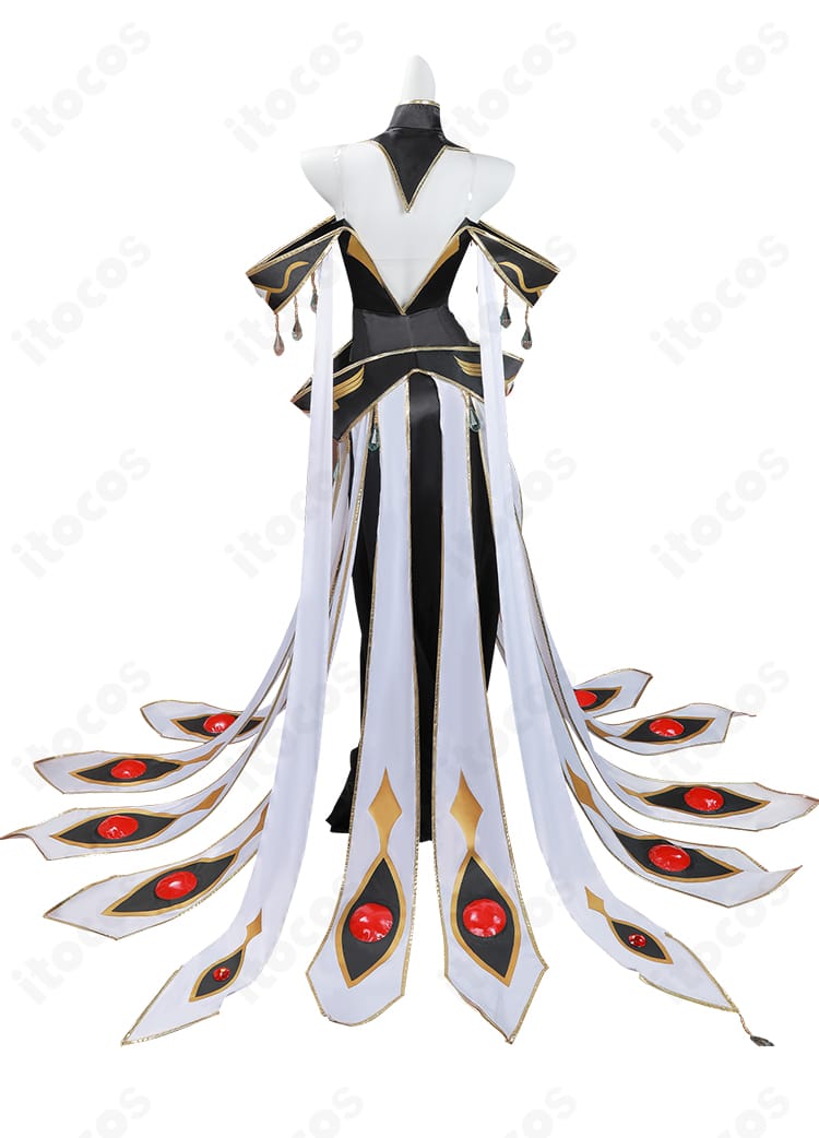 コードギアス C.C. ブリタニア衣装コスプレの背面。背面開閉とドレープ感の確認カット