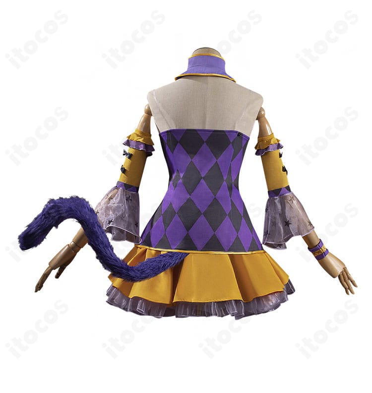 レム メイド衣装の背面。リボン位置や背中のライン、スカートの広がりを確認できる画像。