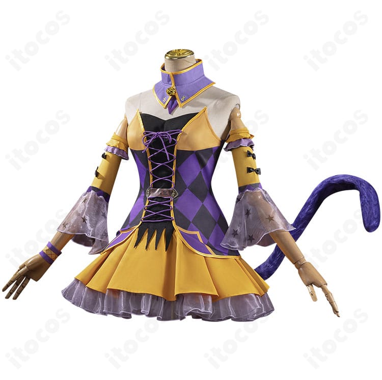 レム メイド衣装の側面。袖口のフリルやスカートのボリューム感など横方向のディテールが分かる画像。