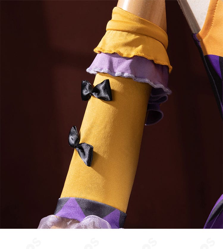 袖口装飾のアップ。多層フリルとカフ周りの縫製が見えるディテール写真。