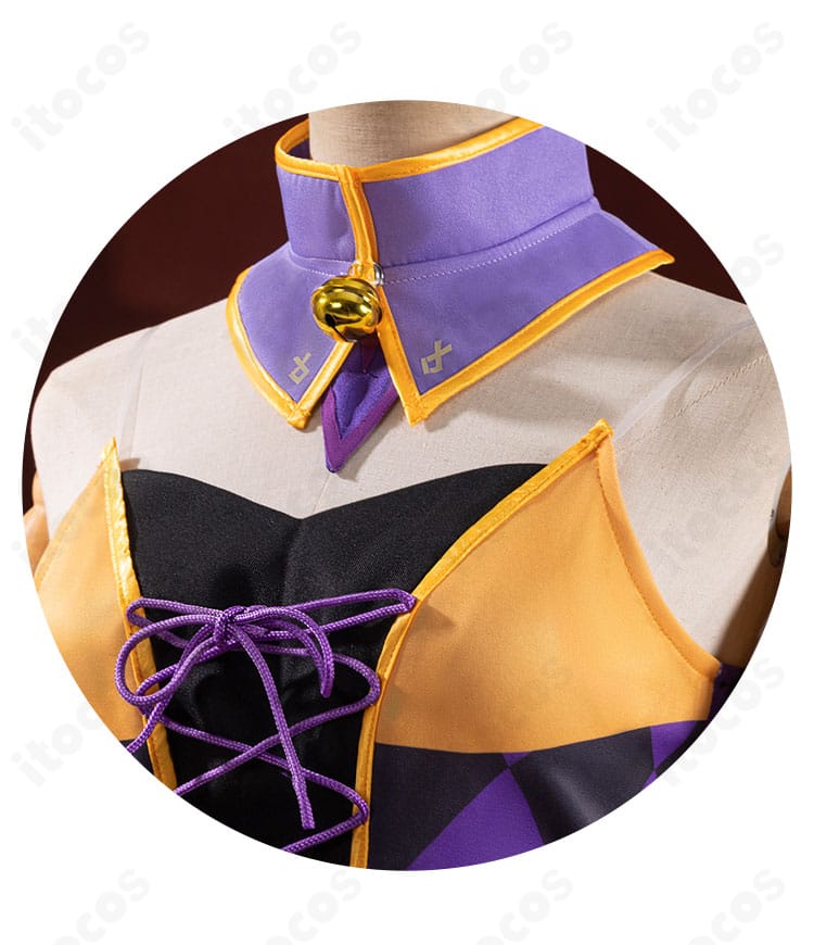 襟元の鈴モチーフ装飾のクローズアップ。レムらしさを演出するアクセントの質感が分かる画像。