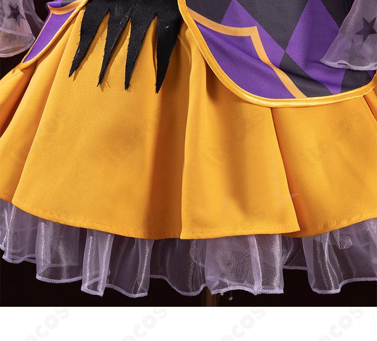 スカート裾の装飾アップ。縁飾りとギャザーの立体感、撮影映えする質感を示す画像。