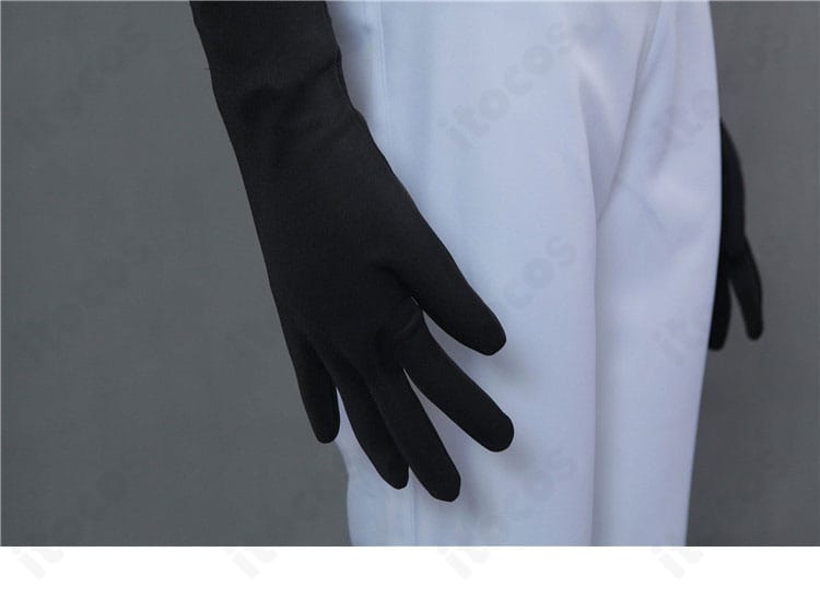 手袋装飾の全体像。指先までの形状とコスチュームとの相性が伝わるカット