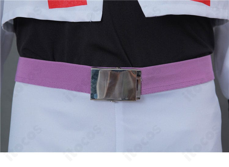 ベルト周りの装飾ディテール。ウエストの収まりと金具部分の意匠を示す画像