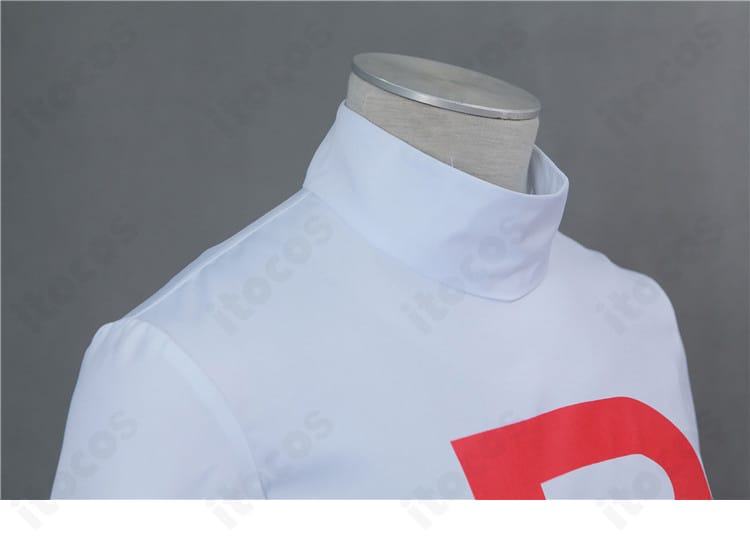 襟元ディテールのアップ。ネックラインの形状とステッチがわかる近接画像