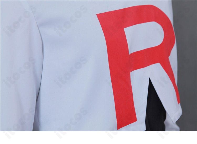 胸元の赤い「R」ロゴ装飾ディテール。発色とエッジの仕上げがわかるアップ