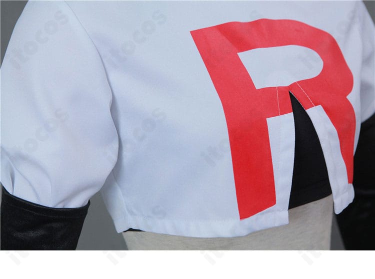 ムサシ コスプレ衣装 上衣のロゴ装飾ディテール。胸元の赤いRロゴのサイズ感と配置を確認できる接写。