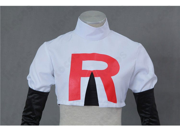 ムサシ コスプレ衣装の装飾ディテール接写。生地の質感とロゴ表現、端処理の丁寧さがわかる画像。