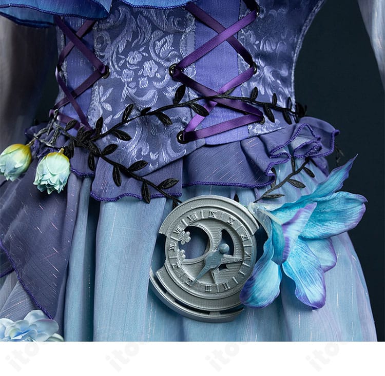 腰飾りの装飾ディテール。パーツ構成と配置バランスが分かるクローズアップ画像。