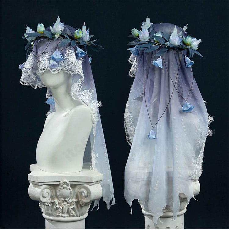 頭巾と花かんむりの装飾ディテール。ベールとの相性と質感が伝わるクローズアップ画像。