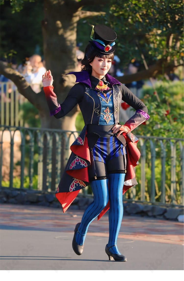 ディズニー・ハロウィーン2024 ヴィランズ・ハロウィーン ダンサー衣装の正面着用例。帽子・ジャケット・シャツ・パンツ・タイツの5点セット構成と着用感が分かる画像。