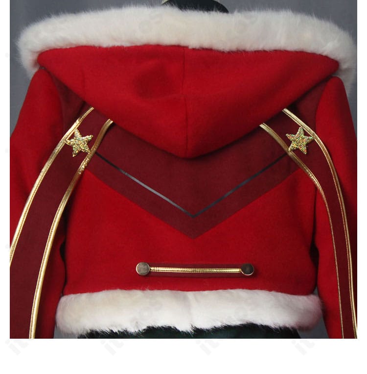 背面ディテール。コートのラインと背面装飾を確認できる後ろ姿のカット