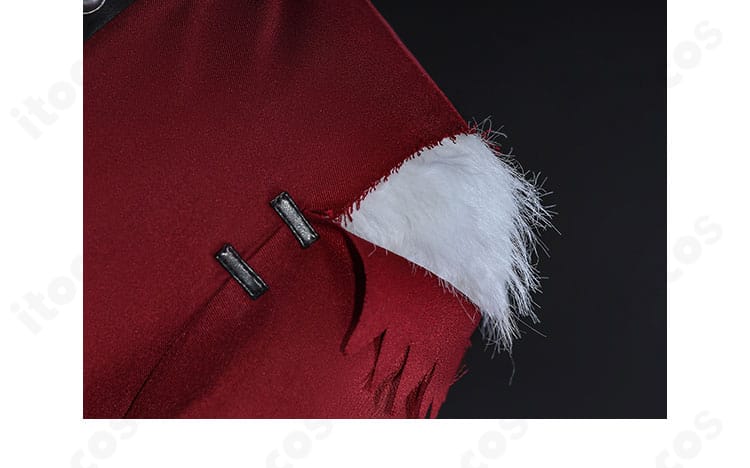 肩袖まわりの装飾ディテール。縫い取りと装飾パーツの配置を示すクローズアップ