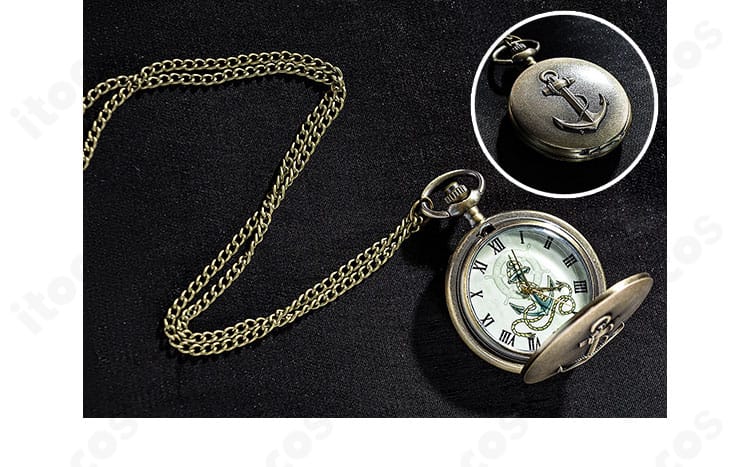 懐中時計アクセサリーの詳細。文字盤とチェーンの質感が分かる、コーデの重要ポイント画像
