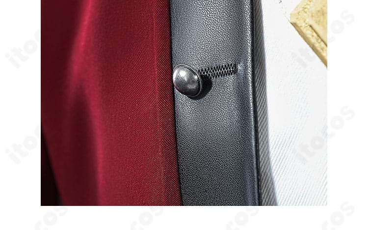 門襟のボタン装飾ディテール。襟元の意匠と配色バランスが分かる拡大写真