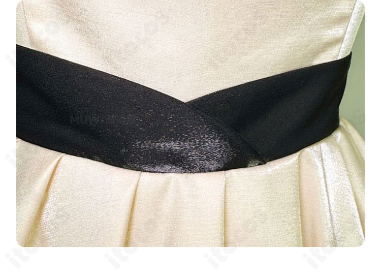 腰周りの装飾ディテールにフォーカス。白レイヤーの重なりと装飾バランスを確認できる画像