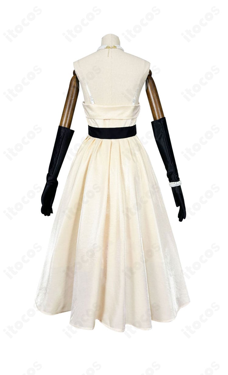 『白に溶ける』コスプレ衣装の背面全体。背面の装飾やラインまで再現されたディテールを示す画像
