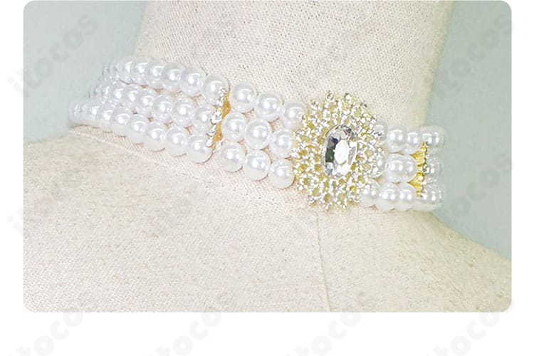 『白に溶ける』に合わせたネックレスのクローズアップ。コーデの中心となる豪華な首飾りを示す写真