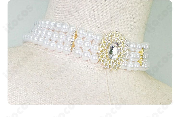 首飾りのクローズアップ。モチーフ形状と質感、長さバランスが分かる写真で、顔周りの映えをチェック。