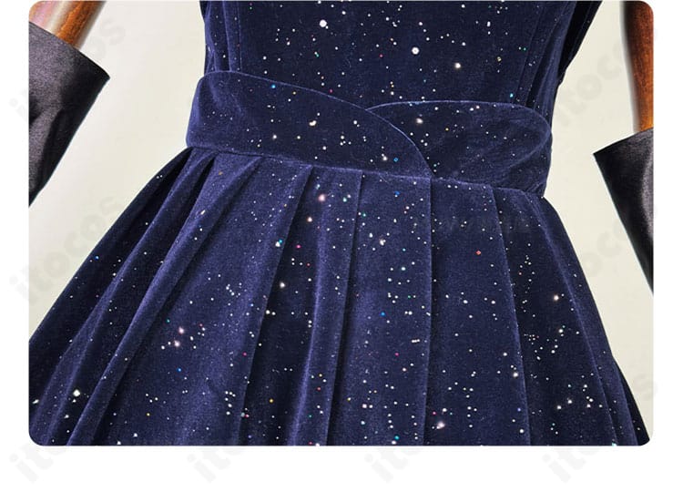 腰部装飾のディテール画像。ウエスト周りの装飾パーツとシルエット補正の意匠を確認できます。