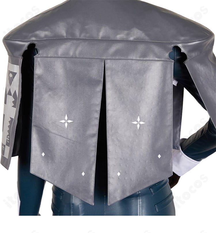 背面装飾のディテールショット。コートのラインと質感、仕立ての良さを確認。