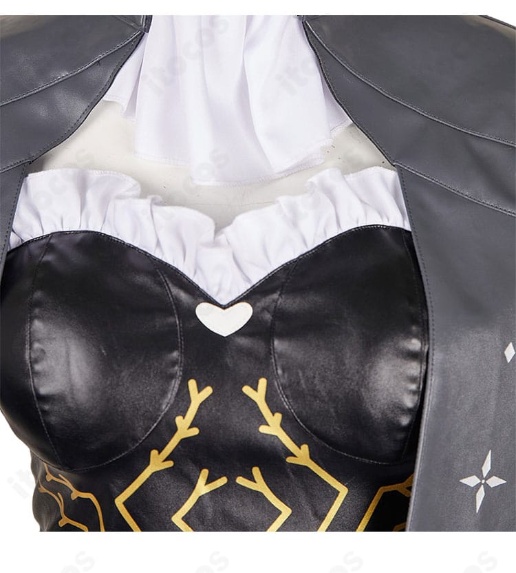 襟元装飾のクローズアップ。刺繍とトリムの精密さが分かるディテールショット。