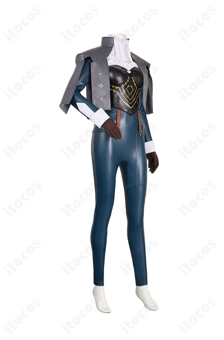 ヒュルケンベルグ衣装の右側ディテール。袖や腰の装飾、シルエットラインを確認できる角度。