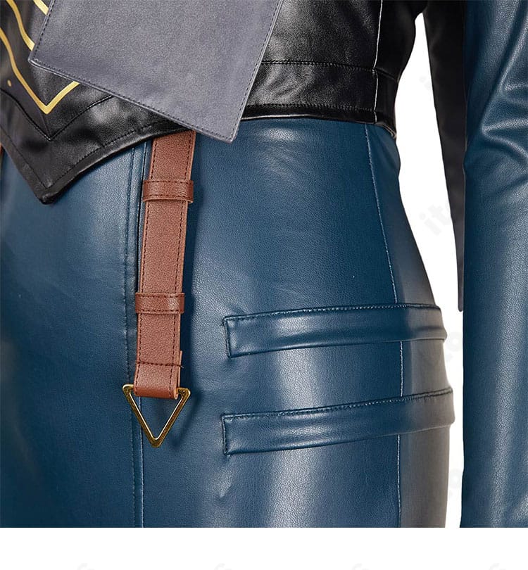 腰部分の装飾ディテール。ビスチェとコートの重なり、意匠の質感が見える写真。