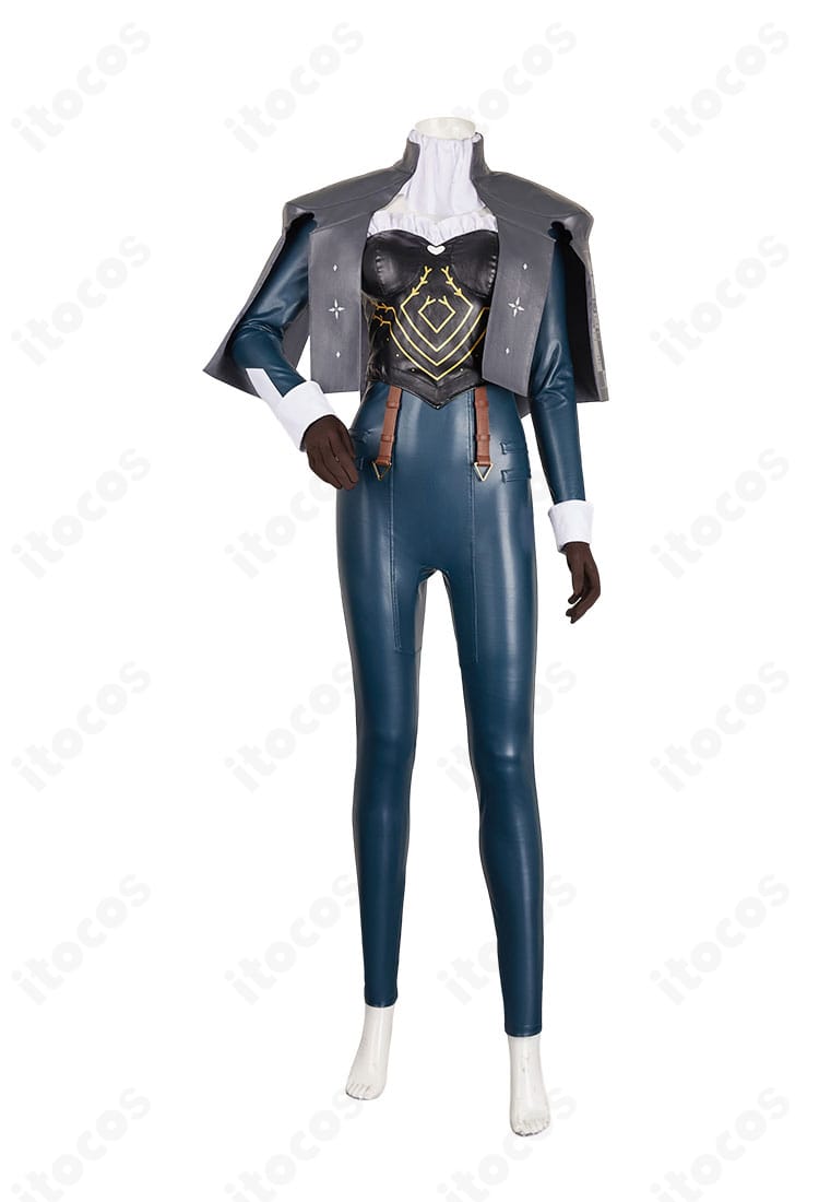 ヒュルケンベルグ 初期衣装コスプレの正面ビュー。コートの発色と立体裁断、ビスチェの質感が分かる画像。