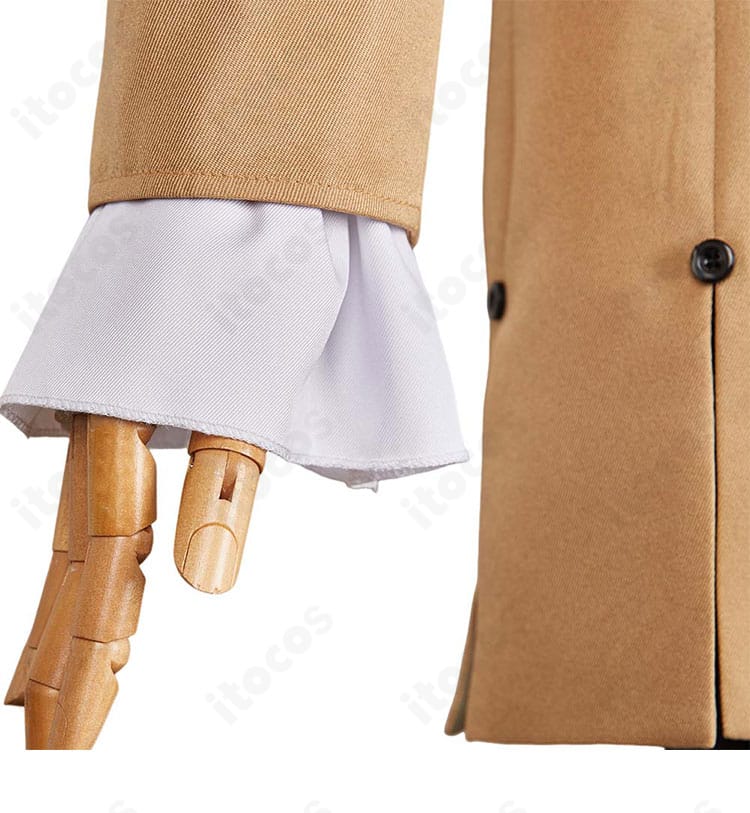 袖口の装飾ディテール。切り替えとボタン位置の精密な再現