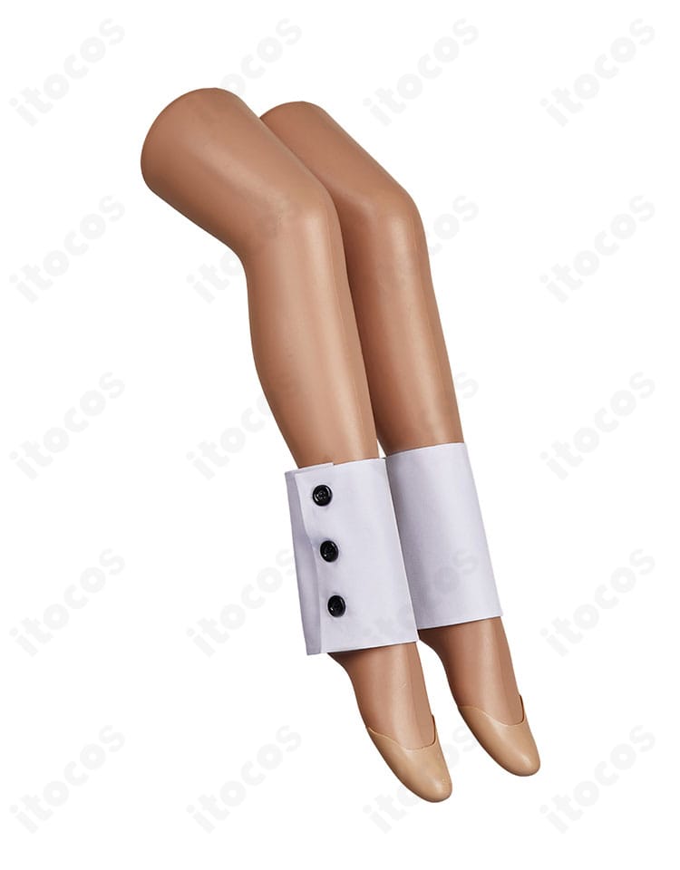 足飾り側面ビュー。レッグカバーの厚みとライン、全体衣装との調和が分かる角度。