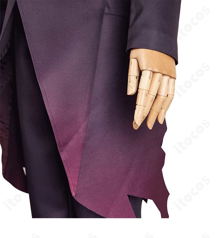 高倉健（オカルン）コスプレ衣装の襟装飾（別角度）。立体感と素材表面の質感に焦点を当てた画像