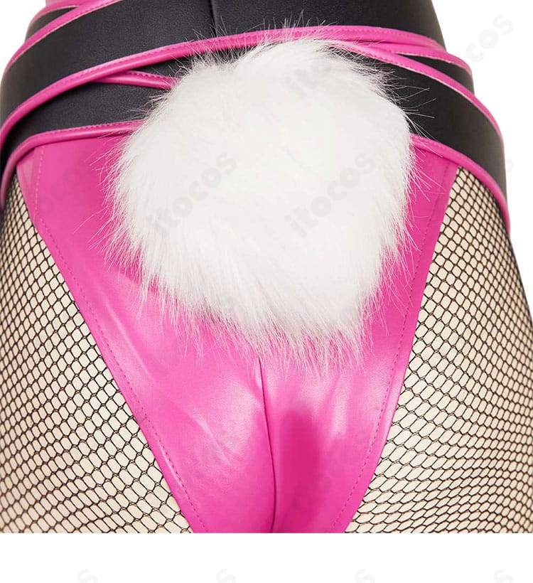 尻尾アクセサリーの近接写真。バニーコスプレらしい尾飾りの質感と取り付けがわかる構図。