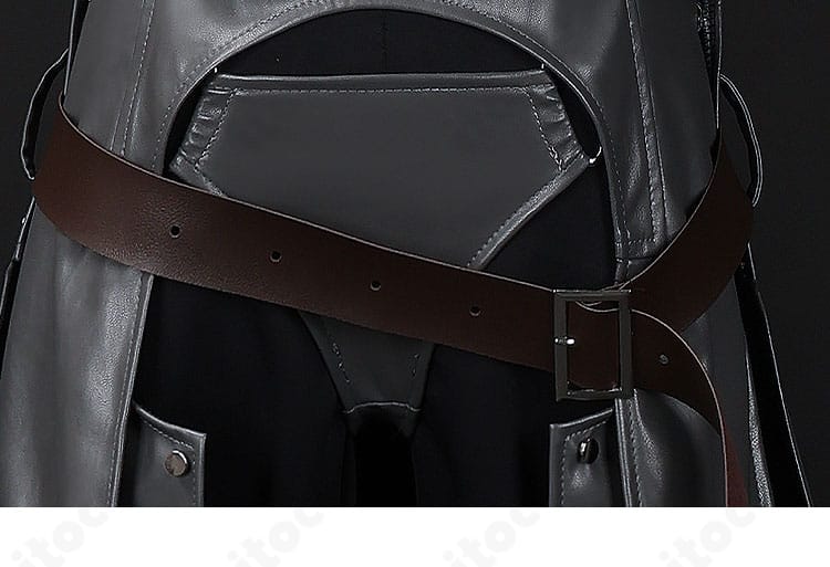 腰ベルトの装飾詳細。金具とベルト幅のバランスがアクセントに。