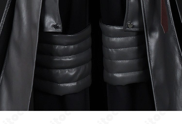 ズボンのレッグ装飾の拡大。直線的なモチーフでクールな雰囲気を強調。