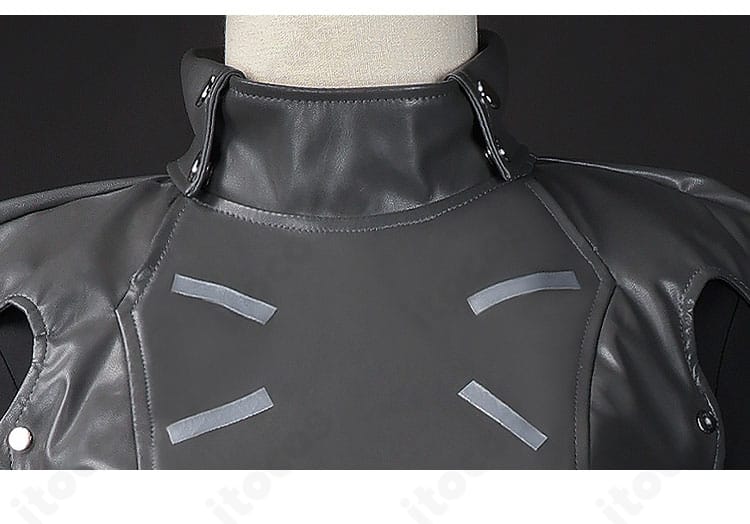 襟元装飾のクローズアップ。刺繍と金属風パーツの質感が際立つディテール。