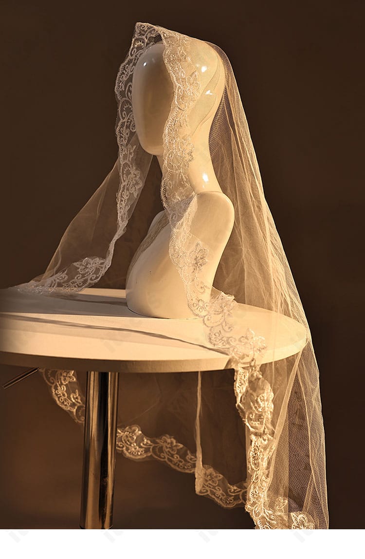 ヘッドアクセサリーの詳細。ベール固定部と装飾パーツの形状が分かる近接画像