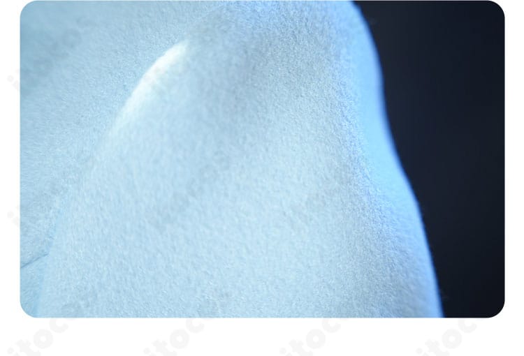 肩から袖にかけての装飾ディテール。繊細なパーツ配置で高級感を表現。