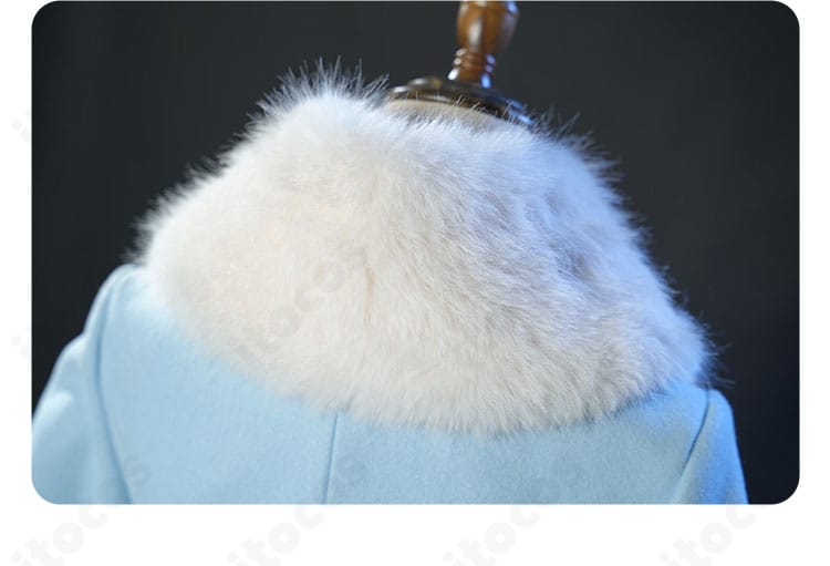 コート背面ディテールのクローズアップ。ボア襟と切り替えラインの再現度を提示。