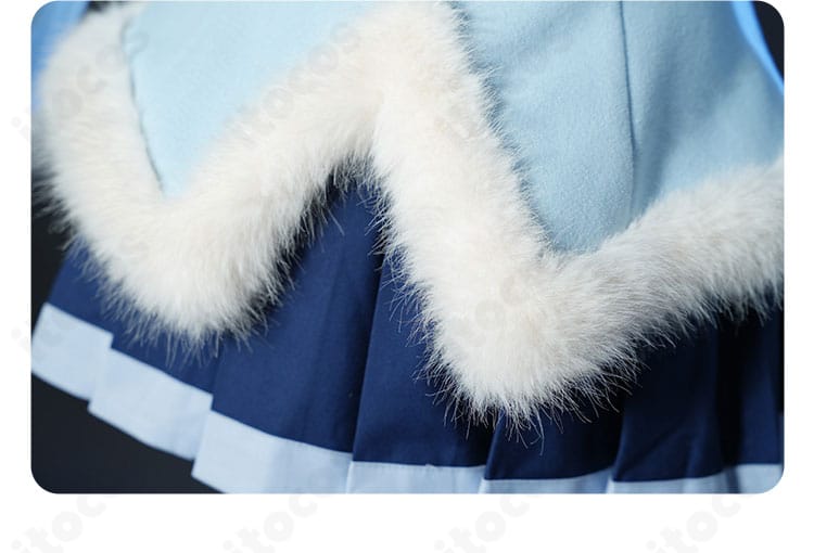 裾装飾の近接。雪のようなトリムが華やかさを加えるデザイン。