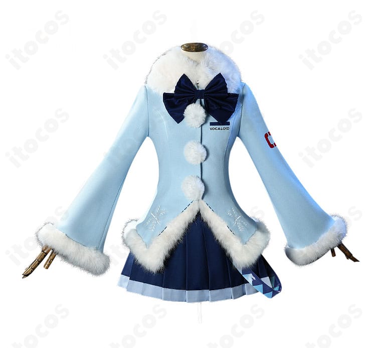 雪ミク2012ふわふわコートコスプレ衣装の正面全身。白コートとリボンが映えるデザイン。