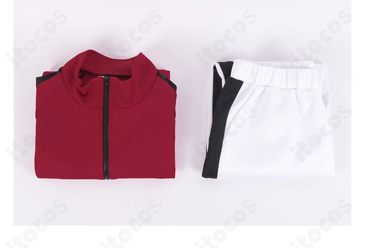 セット内容の展示。稲荷崎高校ジャージの上着とズボン2点が並んだ、同梱アイテムの全容写真。