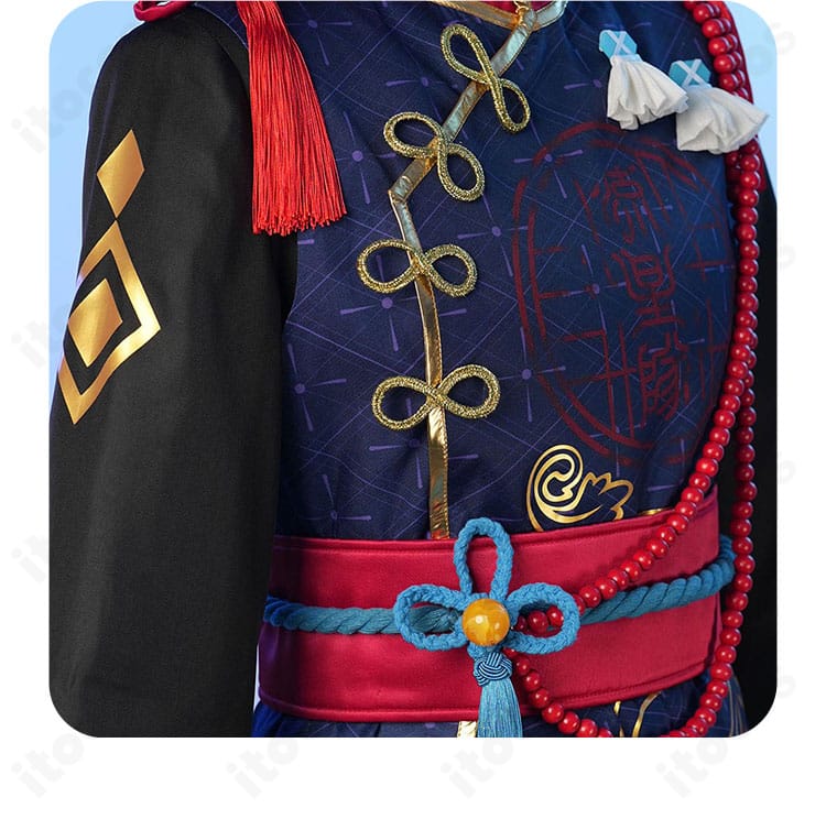 斜襟部分の装飾ディテール。配色切替とエッジのステッチ、ブローチ位置を明確に示した拡大写真。