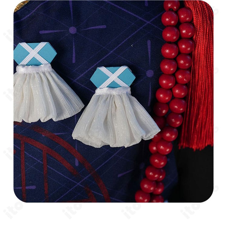 胸元の装飾ディテール。リボンとチャームの配置、素材の光沢感を捉えたアップ。