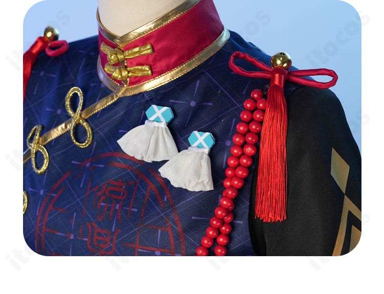 肩飾りの立体装飾ディテール。留め具の構造と質感、ラインの流れを確認できる。